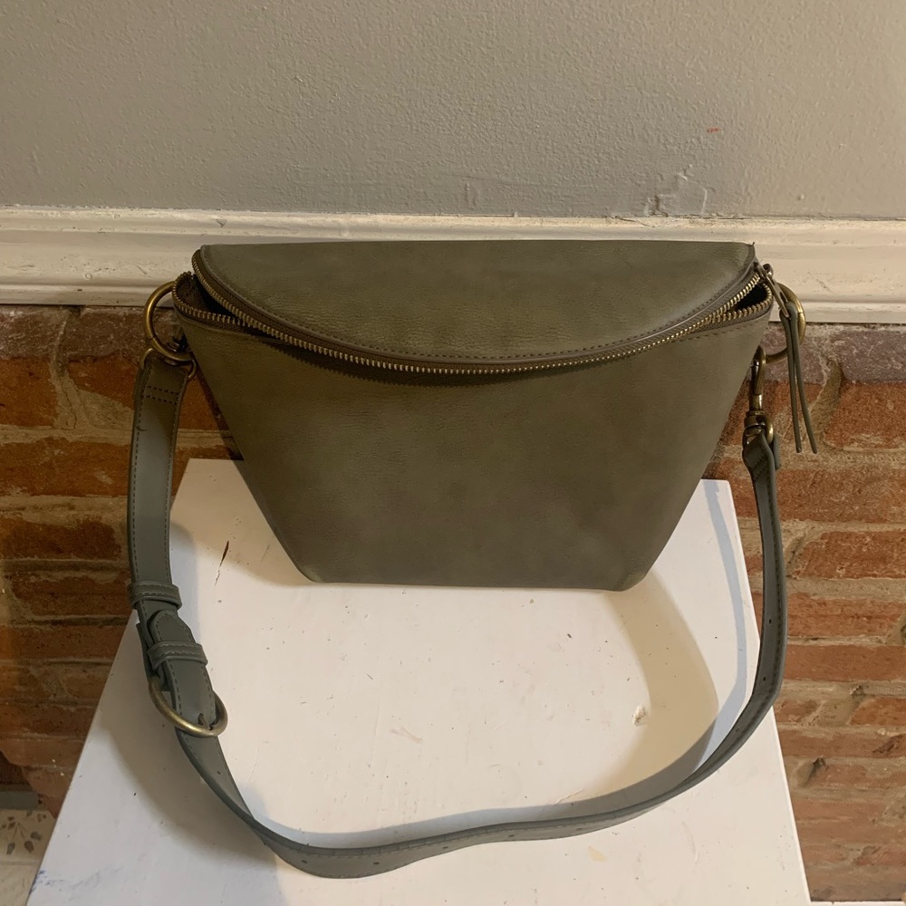 Universal Threads belt bag - olive green. Gently used, good condition!
